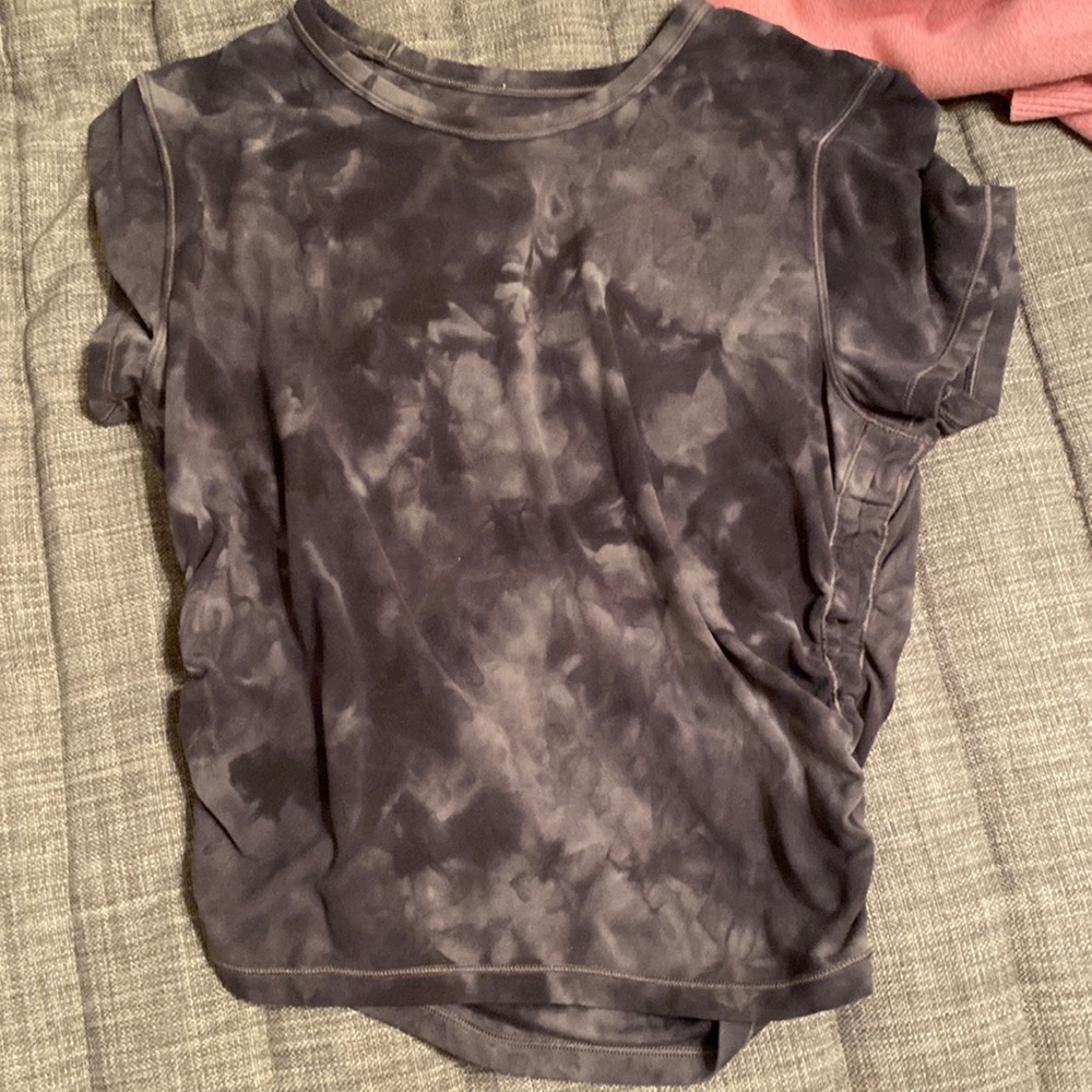 Lululemon black tie dye shirt (fitted) w scrunch patter on sides. Never worn